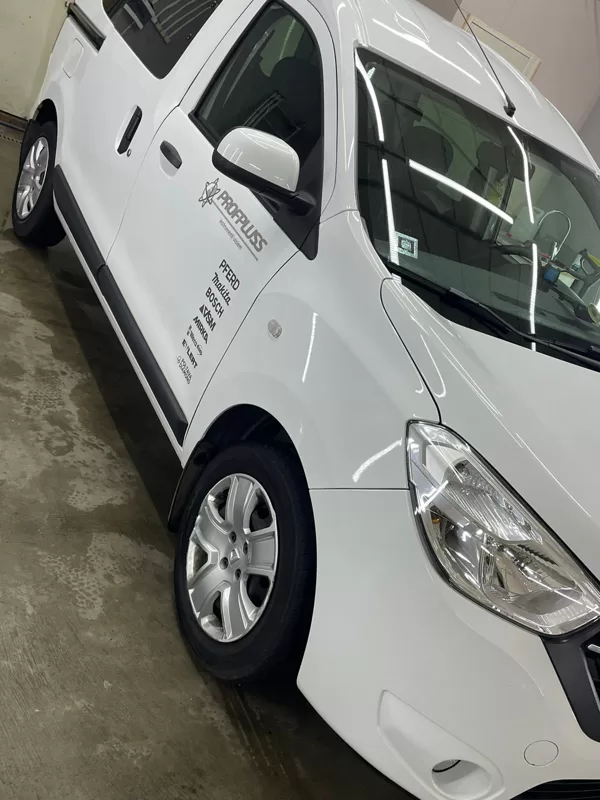 reklāma uz auto