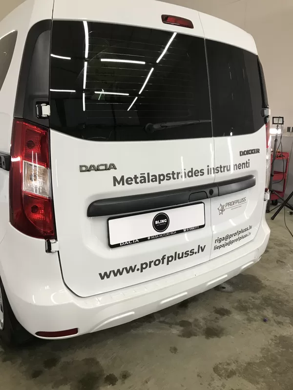 auto uzlīmes